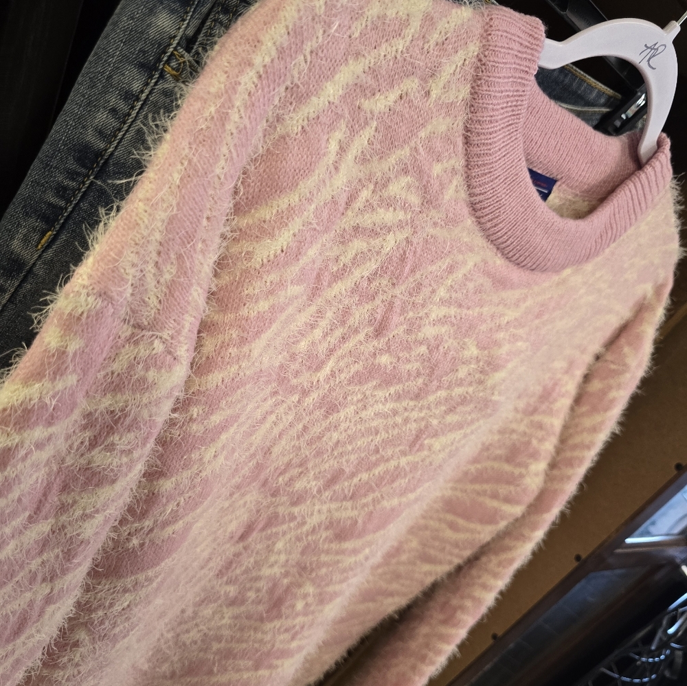 Simply styled sweater - Picture 5 of 7